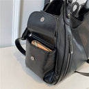 Bolsa hobo preta com bolso frontal aberto mostrando compartimento interno