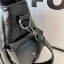 Bolsa hobo de couro preto com fecho metálico e alça