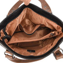Bolsa de couro preta aberta, revelando interior em tons quentes com compartimentos e bolso com zíper