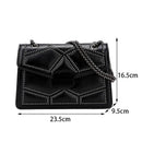 Bolsa clutch preta de couro com rebites prateados e alça corrente