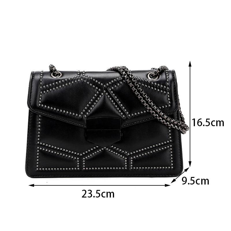 Bolsa Feminina Tiracolo Estruturada preta, rebites, alça corrente. Dimensões: 23.5x16.5x9.5cm. Moderna e prática.