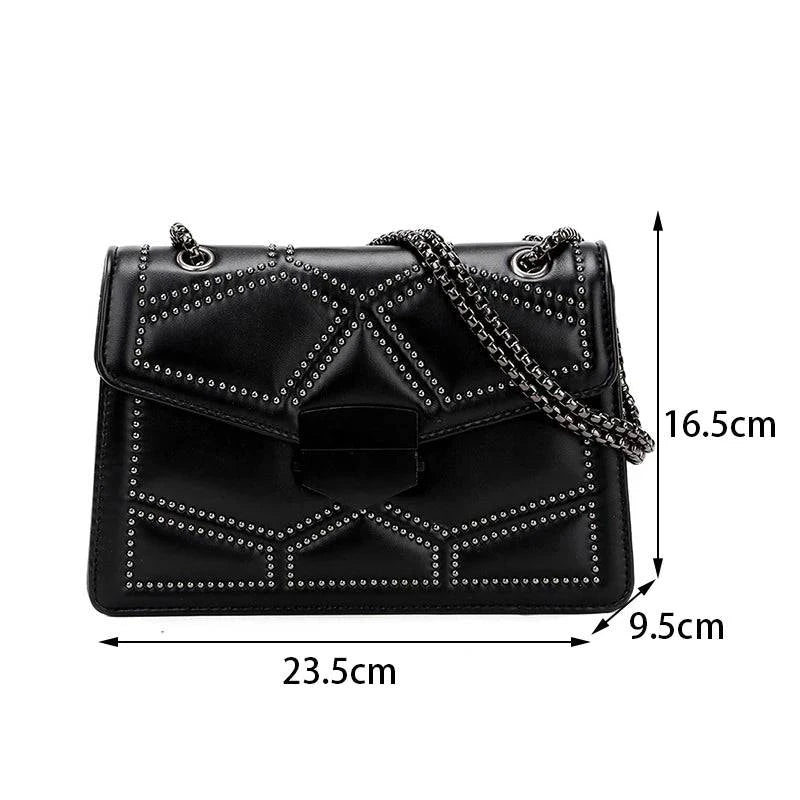 Bolsa Feminina Tiracolo Estruturada preta com design matelassê de rebites, fecho exclusivo e alça de corrente. Dimensões: 23.5cm largura x 16.5cm altura x 9.5cm profundidade.