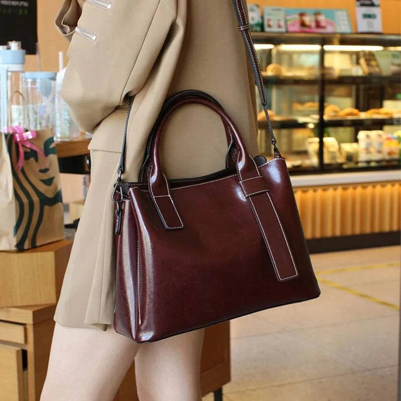 Bolsa Feminina Tote Couro Genuíno Glam vinho, costura contrastante, alça longa. Espaçosa e sofisticada.