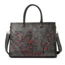 Bolsa tote cinza com relevo floral e flores vermelhas