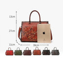 Bolsa tote de couro com relevo floral, terracota, 38x27x11cm, mostrada com tablet para referência de tamanho