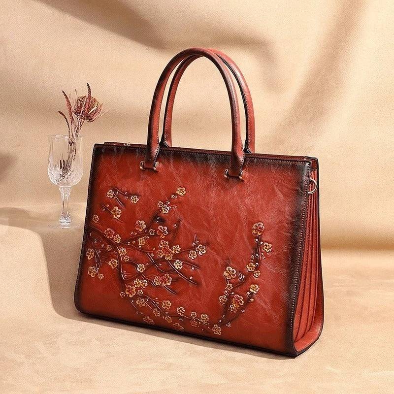 Bolsa Feminina Tote Couro Legítimo Imperix terracota, com relevo floral colorido. Design estruturado, alças de mão e transversal. Estilo vintage e único.