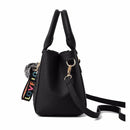 Bolsa tote estruturada preta com alça transversal, pompom e detalhe colorido LOVE