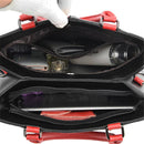Bolsa preta com alças vermelhas aberta mostrando interior com compartimentos e itens organizados
