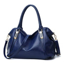 Bolsa hobo azul marinho de couro sintético com alça transversal e detalhes prateados