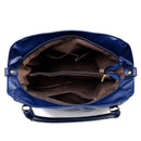 Bolsa hobo azul aberta mostrando interior com forro marrom e compartimentos