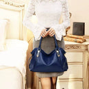 Mulher com bolsa hobo azul marinho de couro sintético e alças douradas