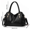 Bolsa hobo preta de couro sintético com alças duplas e detalhes dourados