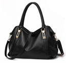 Bolsa hobo feminina preta de couro sintético, com design espaçoso, alças de mão e alça transversal removível, detalhe de ferragens douradas nas alças.