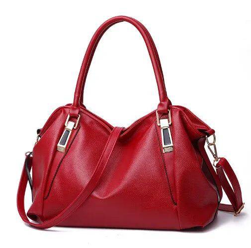 Bolsa hobo feminina vermelha de couro sintético com alças de mão estruturadas e alça transversal destacável, exibindo seu design clássico e elegante.
