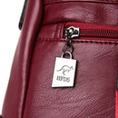 Charm de zíper em couro bordô com logotipo de canguru HFDS