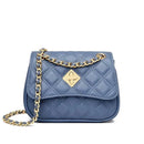 Bolsa satchel azul com acolchoado em padrão matelassê, fecho dourado e alça de corrente