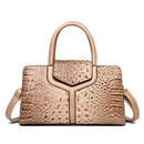 Bolsa satchel em couro texturizado bege com padrão croco, alças duplas e tira de ombro ajustável