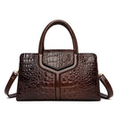 Bolsa Satchel Feminina de Couro Elisium marrom, com textura croco em relevo, alça dupla estruturada e alça de ombro removível, acabamento sofisticado.