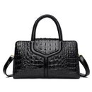 Bolsa Satchel Feminina de Couro Elisium preta, com textura croco em relevo, alça dupla estruturada e alça de ombro removível, acabamento sofisticado.