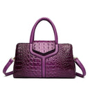 Bolsa Satchel Feminina de Couro Elisium roxa, com textura croco em relevo, alça dupla estruturada e alça de ombro removível.