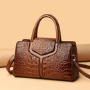 Bolsa satchel feminina couro marrom textura croco, alça dupla, fecho frontal estruturado