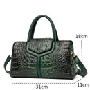 Bolsa satchel feminina verde com textura croco, alça de mão e alça transversal