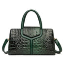 Bolsa satchel verde com textura crocodilo, alças duplas e alça de ombro