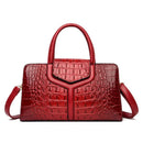 Bolsa Satchel Feminina de Couro Elisium vermelha com textura de crocodilo, alça dupla e design estruturado elegante.