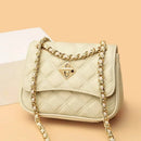 Bolsa satchel pequena bege clara com padrão matelassê, fecho frontal dourado e alça de ombro com corrente entrelaçada, estilo clássico.