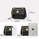 Bolsa satchel preta acolchoada com alça de corrente dourada e dimensões de 20x15x7cm