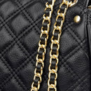Detalhe em close-up da alça de corrente dourada entrelaçada com couro preto na bolsa satchel, destacando a textura matelassê do material.