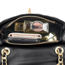 Interior da bolsa satchel preta com espelho, carteira, smartphone e estojo de maquiagem visíveis