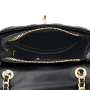 Bolsa satchel preta aberta mostrando interior com forro preto e detalhes de corrente dourada