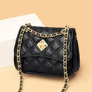 Bolsa satchel preta acolchoada com alça de corrente dourada e fecho quadrado