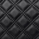 Detalhe de couro acolchoado preto com padrão de losangos costurados