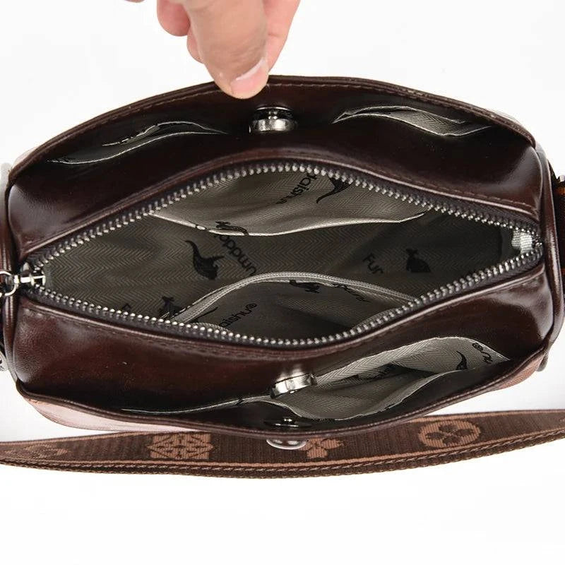 Shoulder Bag Bolsa Feminina de Couro marrom. Interior amplo com múltiplos compartimentos e bolsos com zíper. Organização e praticidade garantidas.