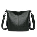 Bolsa tiracolo de couro feminina preta com textura granulada e alça ajustável