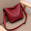Bolsa tiracolo de couro vermelho com textura granulada e alça ajustável