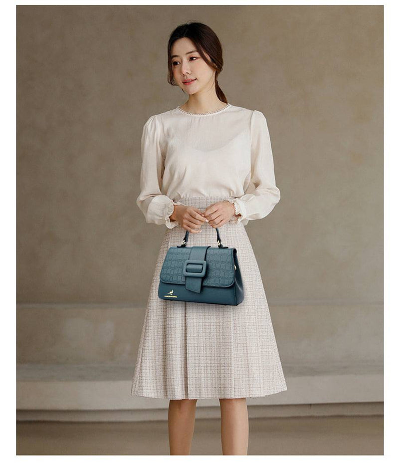 Bolsa Tiracolo Feminina Couro Legítimo Lavish azul-petróleo, textura croco na aba e fecho de fivela. Ferragens douradas. Elegante e sofisticada.