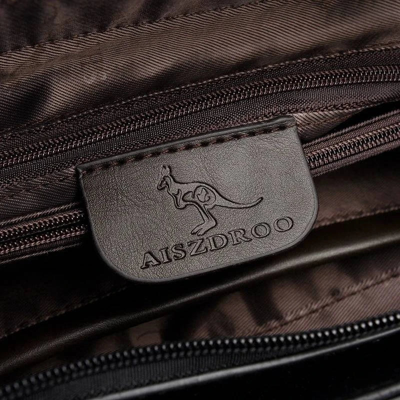 Bolsa Tiracolo Feminina Couro Legítimo Lavish. Detalhe do logo da marca em patch de couro no interior da bolsa. Qualidade e autenticidade.