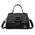 Bolsa Tiracolo Feminina Couro Legítimo Lavish preta, com textura croco na aba e fecho de fivela. Ferragens douradas. Elegante e sofisticada.
