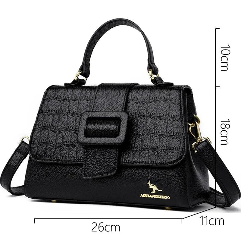 Bolsa Tiracolo Feminina Couro Legítimo Lavish preta, textura croco na aba e fecho de fivela. Dimensões: 26x18x11cm. Elegante e compacta.