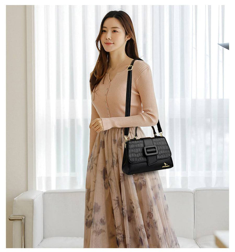 Bolsa Tiracolo Feminina Couro Legítimo Lavish preta, textura croco na aba e fecho de fivela. Ferragens douradas. Elegante e sofisticada.