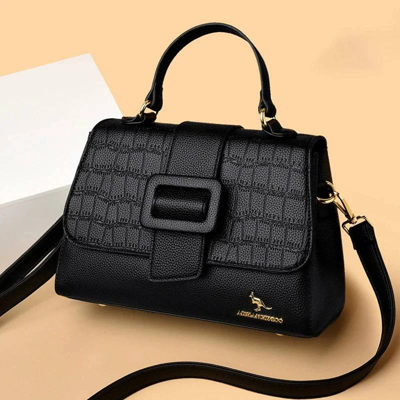 Bolsa Tiracolo Feminina Couro Legítimo Lavish preta, com textura croco na aba e fecho de fivela. Ferragens douradas. Elegante e sofisticada.