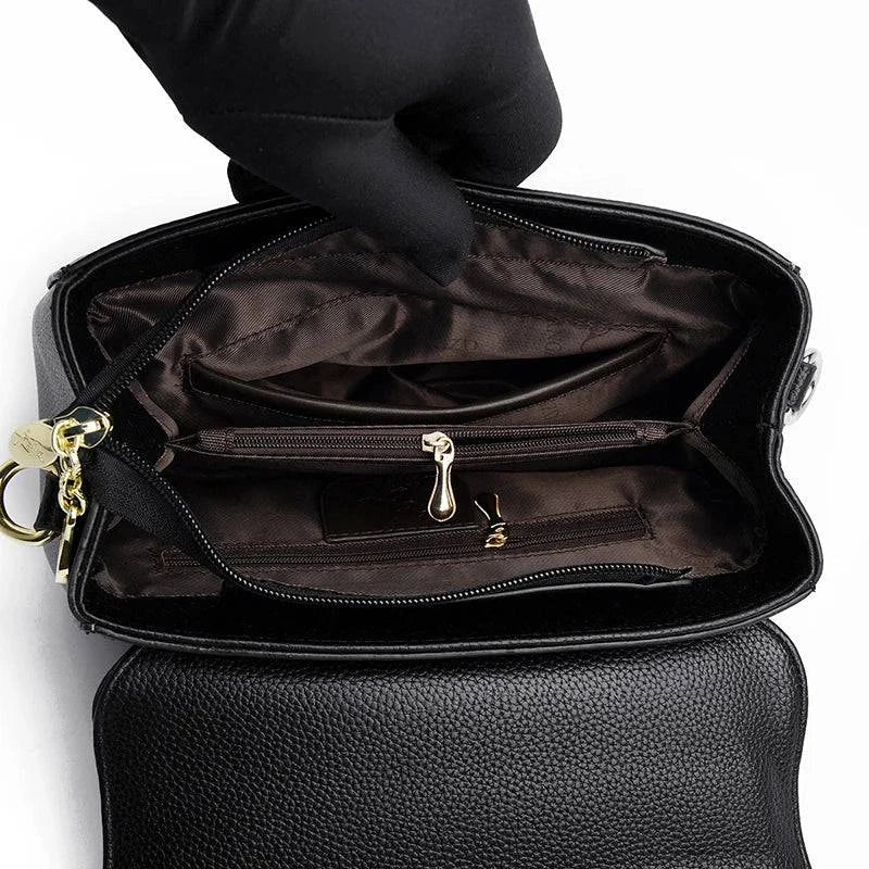 Bolsa Tiracolo Feminina Couro Legítimo Lavish preta. Interior aberto com bolsos organizadores e zíper dourado. Espaçosa e funcional.