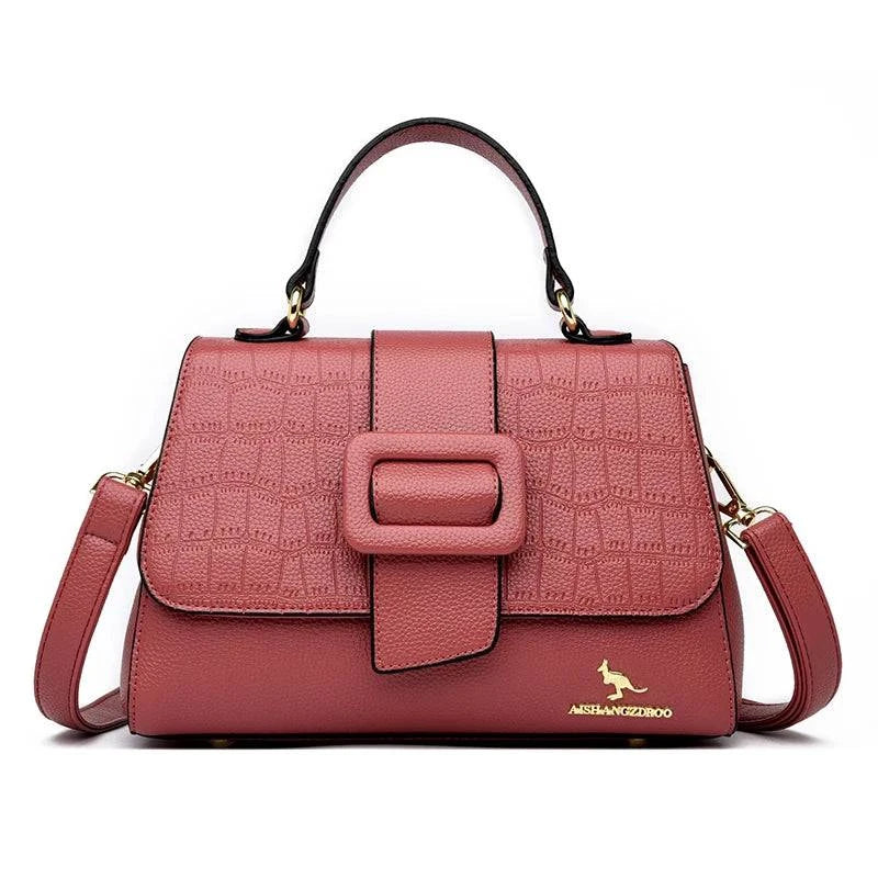 Bolsa Tiracolo Feminina Couro Legítimo Lavish rosê. Textura croco na aba, fecho de fivela e ferragens douradas. Elegante e sofisticada.