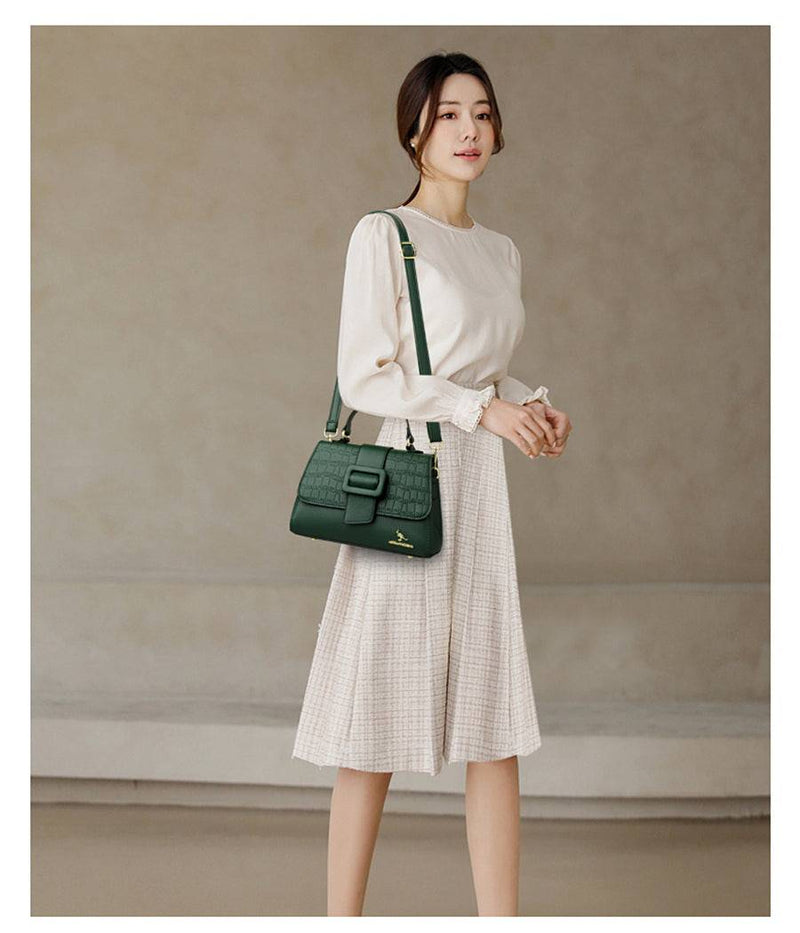 Bolsa Tiracolo Feminina Couro Legítimo Lavish verde-escuro, textura croco na aba e fecho de fivela. Ferragens douradas. Elegante e sofisticada.