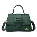 Bolsa Tiracolo Feminina Couro Legítimo Lavish verde-escuro. Textura croco na aba, fecho de fivela e ferragens douradas. Elegante e sofisticada.