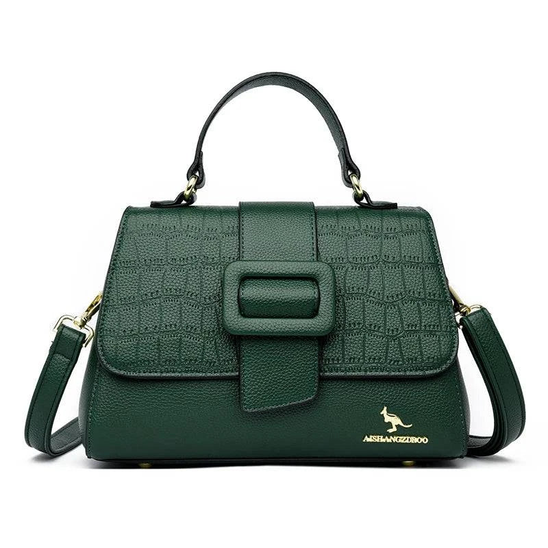 Bolsa Tiracolo Feminina Couro Legítimo Lavish verde-escuro. Textura croco na aba, fecho de fivela e ferragens douradas. Elegante e sofisticada.