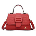 Bolsa Tiracolo Feminina Couro Legítimo Lavish vermelha. Textura croco na aba, fecho de fivela e ferragens douradas. Elegante e sofisticada.